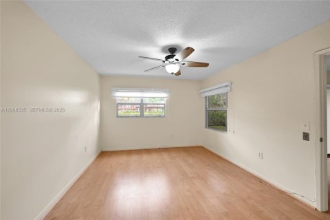 Condo in Pembroke Pines, Florida, 2 bedrooms  № 2059899 - photo 11