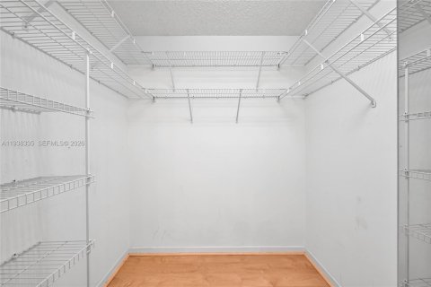 Condo in Pembroke Pines, Florida, 2 bedrooms  № 2059899 - photo 7