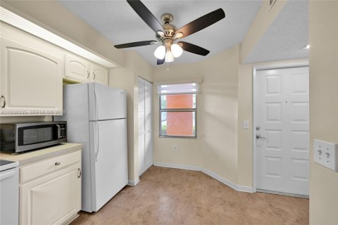 Condo in Pembroke Pines, Florida, 2 bedrooms  № 2059899 - photo 5