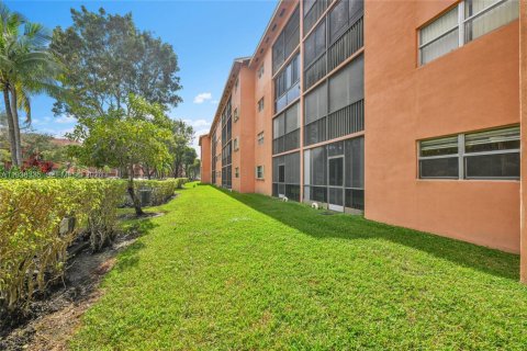Condo in Pembroke Pines, Florida, 2 bedrooms  № 2059899 - photo 14