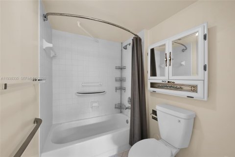 Condo in Pembroke Pines, Florida, 2 bedrooms  № 2059899 - photo 10