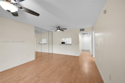 Condo in Pembroke Pines, Florida, 2 bedrooms  № 2059899 - photo 3