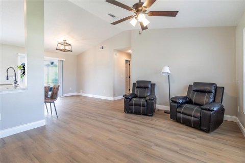 Villa ou maison à vendre à Deltona, Floride: 3 chambres, 112.13 m2 № 2410553 - photo 3