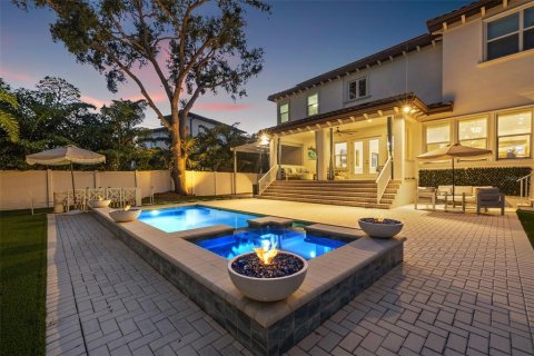 House in Saint Petersburg, Florida 7 bedrooms, 408.86 sq.m. № 1832623 - photo 2