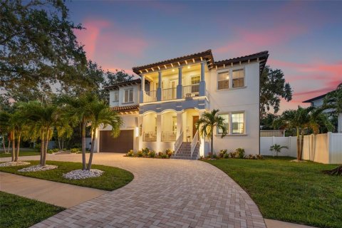 House in Saint Petersburg, Florida 7 bedrooms, 408.86 sq.m. № 1832623 - photo 1