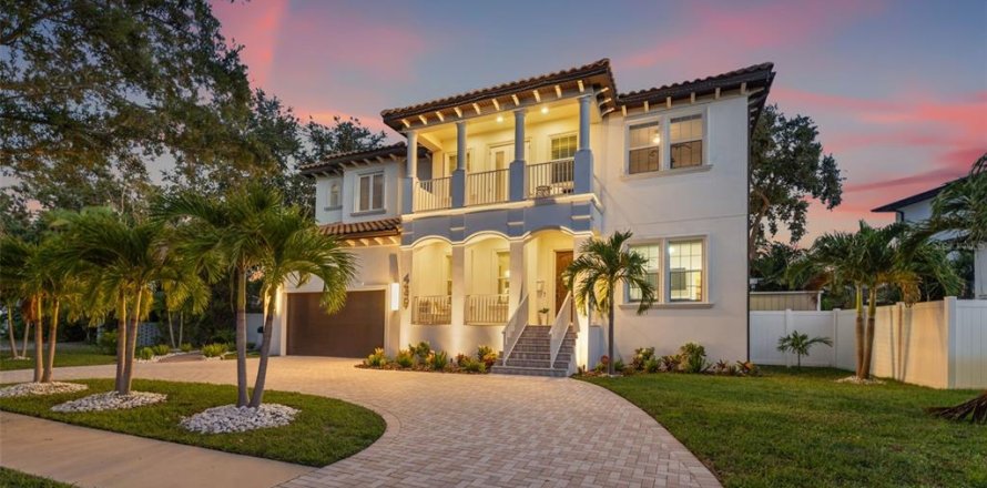 House in Saint Petersburg, Florida 7 bedrooms, 408.86 sq.m. № 1832623