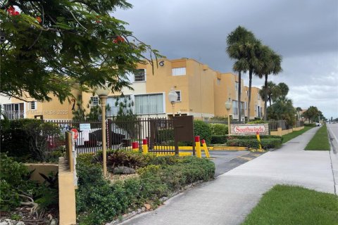 Copropriété à louer à Miami, Floride: 2 chambres, 88.07 m2 № 1941171 - photo 4