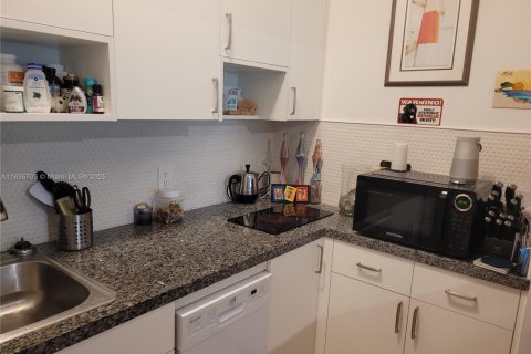 Condo in Miami Beach, Florida, 1 bedroom  № 1818580 - photo 8