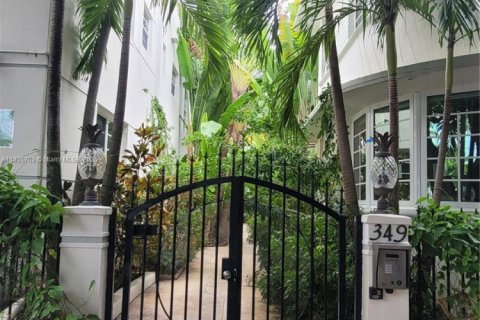 Condo in Miami Beach, Florida, 1 bedroom  № 1818580 - photo 1