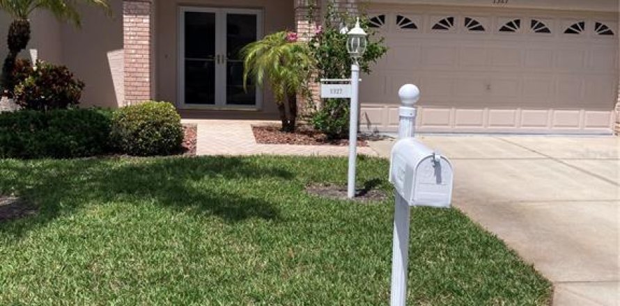 House in Trinity, Florida 2 bedrooms, 155.05 sq.m. № 2236196