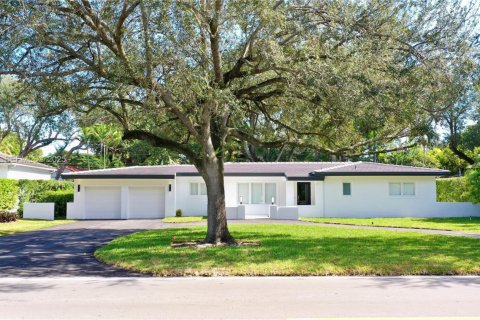 Купить виллу или дом в Корал-Гейблс, Флорида 3 спальни, № 1986317 - фото 1