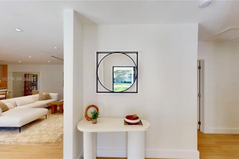 Купить виллу или дом в Корал-Гейблс, Флорида 3 спальни, № 1986317 - фото 2