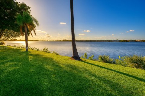 Condo in Miami, Florida, 2 bedrooms  № 1921195 - photo 13