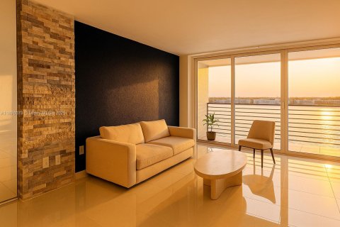 Condo in Miami, Florida, 2 bedrooms  № 1921195 - photo 9