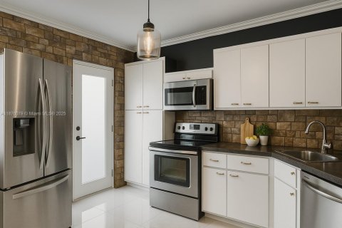 Condo in Miami, Florida, 2 bedrooms  № 1921195 - photo 7