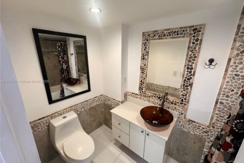 Condo in Miami, Florida, 2 bedrooms  № 1921195 - photo 3