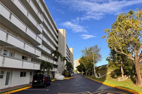 Condo in Miami, Florida, 2 bedrooms  № 1921195 - photo 16