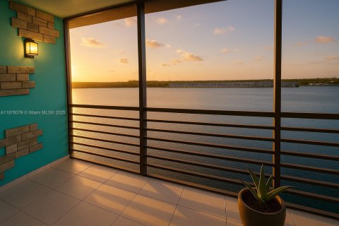 Condo in Miami, Florida, 2 bedrooms  № 1921195 - photo 10