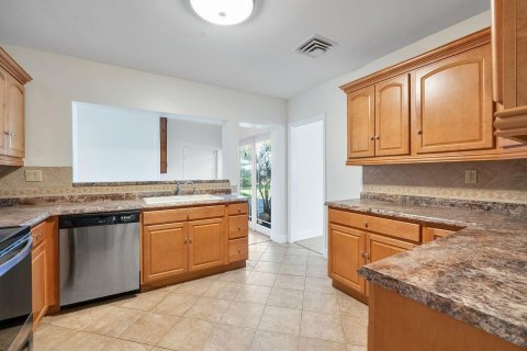 House in Lauderdale-by-the-Sea, Florida 3 bedrooms, 198.44 sq.m. № 2262482 - photo 13