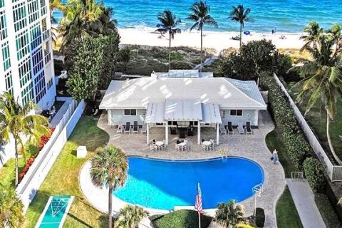 House in Lauderdale-by-the-Sea, Florida 3 bedrooms, 198.44 sq.m. № 2262482