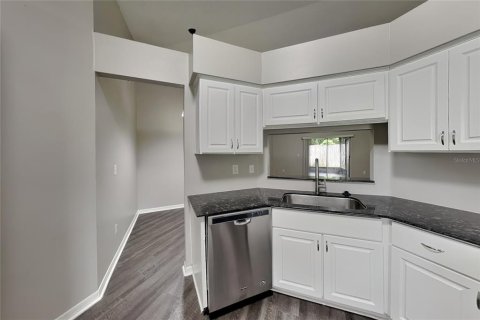 Villa ou maison à louer à Brandon, Floride: 3 chambres, 131.27 m2 № 2386697 - photo 4