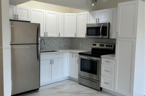 Condo in Pembroke Pines, Florida, 1 bedroom  № 2042154 - photo 2
