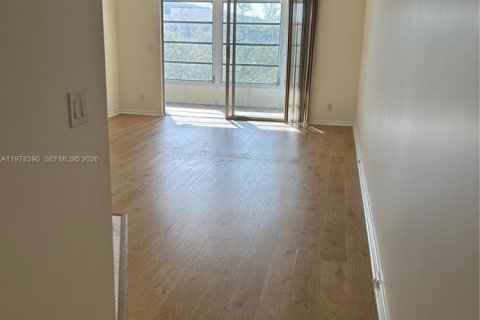 Condo in Pembroke Pines, Florida, 1 bedroom  № 2042154 - photo 4