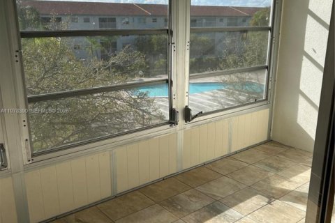 Condo in Pembroke Pines, Florida, 1 bedroom  № 2042154 - photo 9