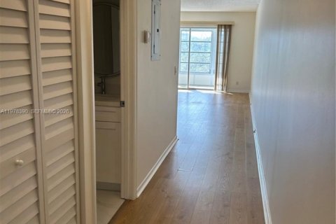 Condo in Pembroke Pines, Florida, 1 bedroom  № 2042154