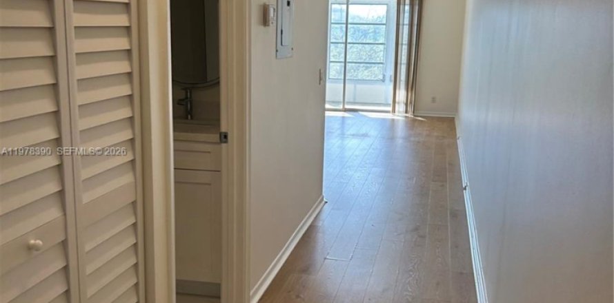 Condo in Pembroke Pines, Florida, 1 bedroom  № 2042154