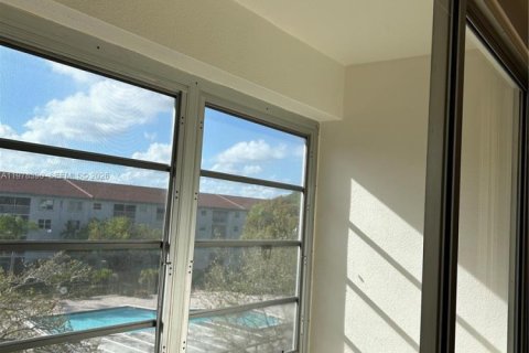 Condo in Pembroke Pines, Florida, 1 bedroom  № 2042154 - photo 10