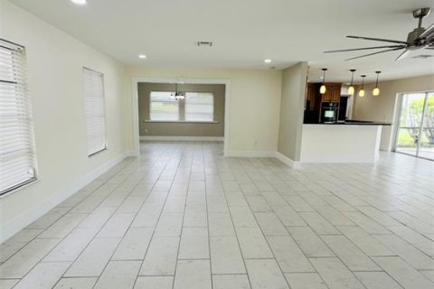 Villa ou maison à louer à Port Charlotte, Floride: 4 chambres, 209.87 m2 № 1769509 - photo 4