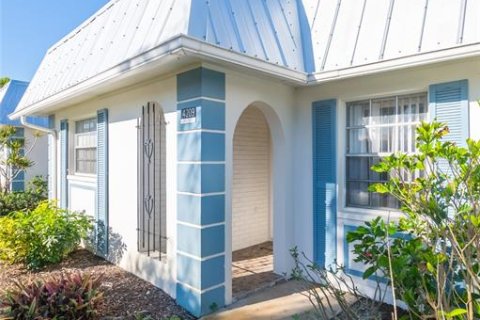Condo in New Port Richey, Florida, 2 bedrooms № 2122971 - photo 2
