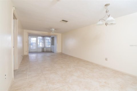 Condo in New Port Richey, Florida, 2 bedrooms № 2122971 - photo 18
