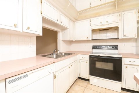 Condo in New Port Richey, Florida, 2 bedrooms № 2122971 - photo 11