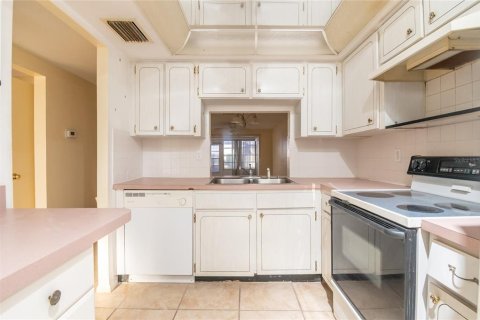 Condo in New Port Richey, Florida, 2 bedrooms № 2122971 - photo 12