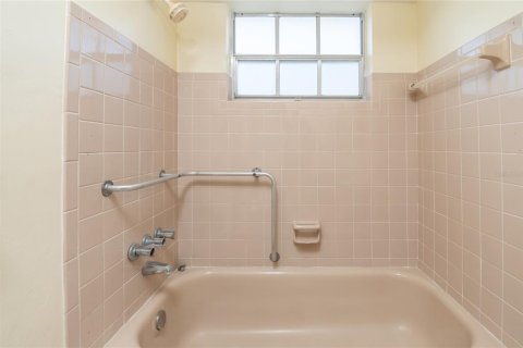Condo in New Port Richey, Florida, 2 bedrooms № 2122971 - photo 25