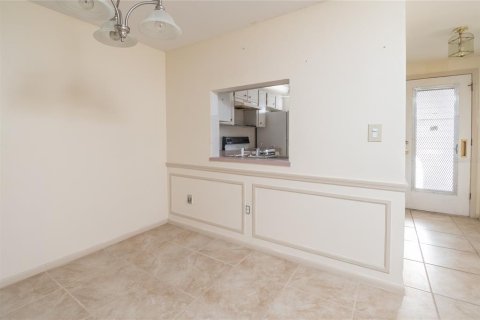 Condo in New Port Richey, Florida, 2 bedrooms № 2122971 - photo 17