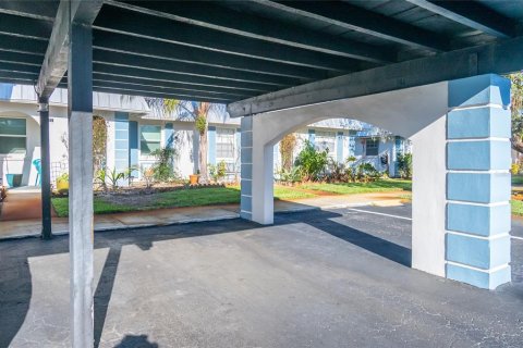 Condo in New Port Richey, Florida, 2 bedrooms № 2122971 - photo 4