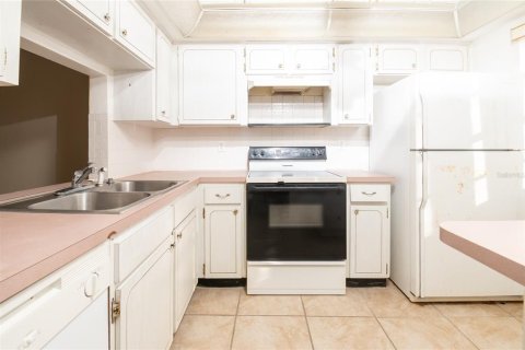 Condo in New Port Richey, Florida, 2 bedrooms № 2122971 - photo 9