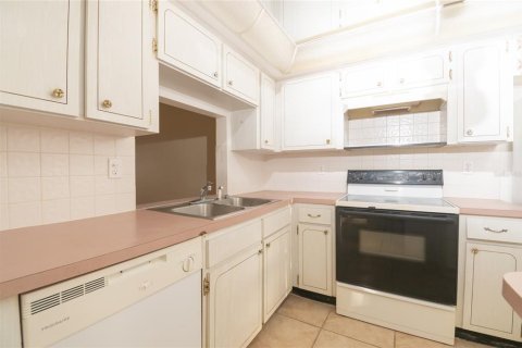 Condo in New Port Richey, Florida, 2 bedrooms № 2122971 - photo 10