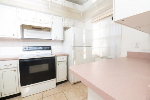 Condo in New Port Richey, Florida, 2 bedrooms № 2122971 - photo 8