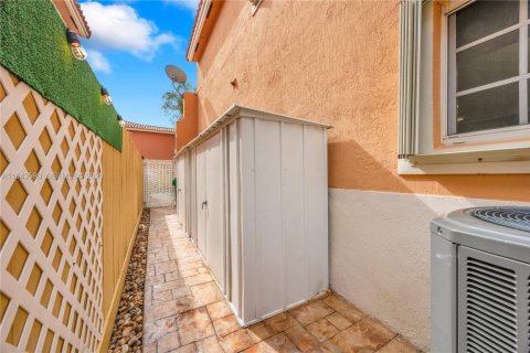 Townhouse in Miami, Florida 3 bedrooms, 134.34 sq.m. № 2003349 - photo 21