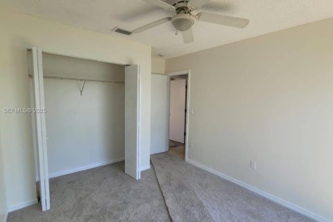 House in Miami Gardens, Florida 3 bedrooms, 111.95 sq.m. № 1955100 - photo 13