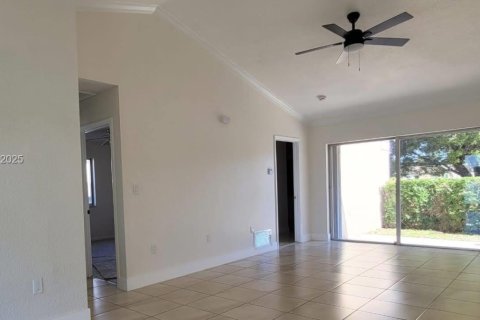 House in Miami Gardens, Florida 3 bedrooms, 111.95 sq.m. № 1955100 - photo 8