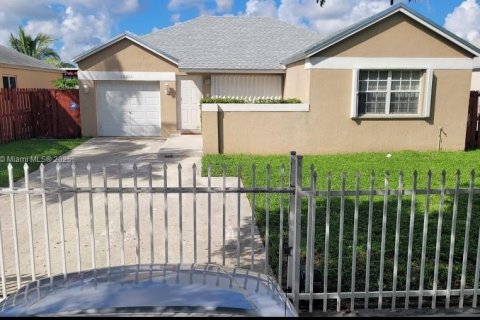 House in Miami Gardens, Florida 3 bedrooms, 111.95 sq.m. № 1955100 - photo 1