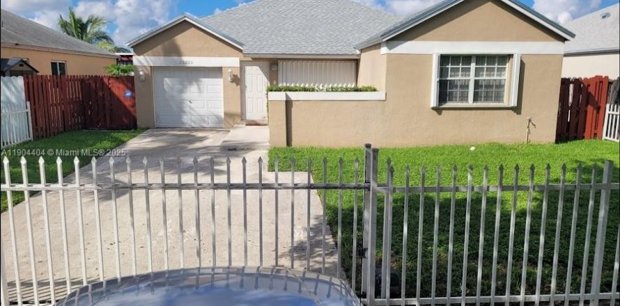 House in Miami Gardens, Florida 3 bedrooms, 111.95 sq.m. № 1955100