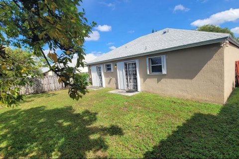 House in Miami Gardens, Florida 3 bedrooms, 111.95 sq.m. № 1955100 - photo 3