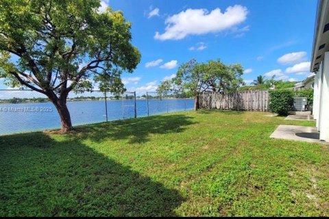 House in Miami Gardens, Florida 3 bedrooms, 111.95 sq.m. № 1955100 - photo 2