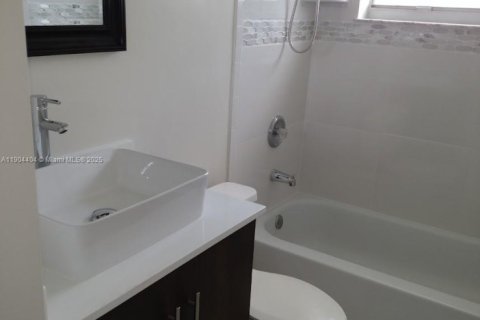 House in Miami Gardens, Florida 3 bedrooms, 111.95 sq.m. № 1955100 - photo 5